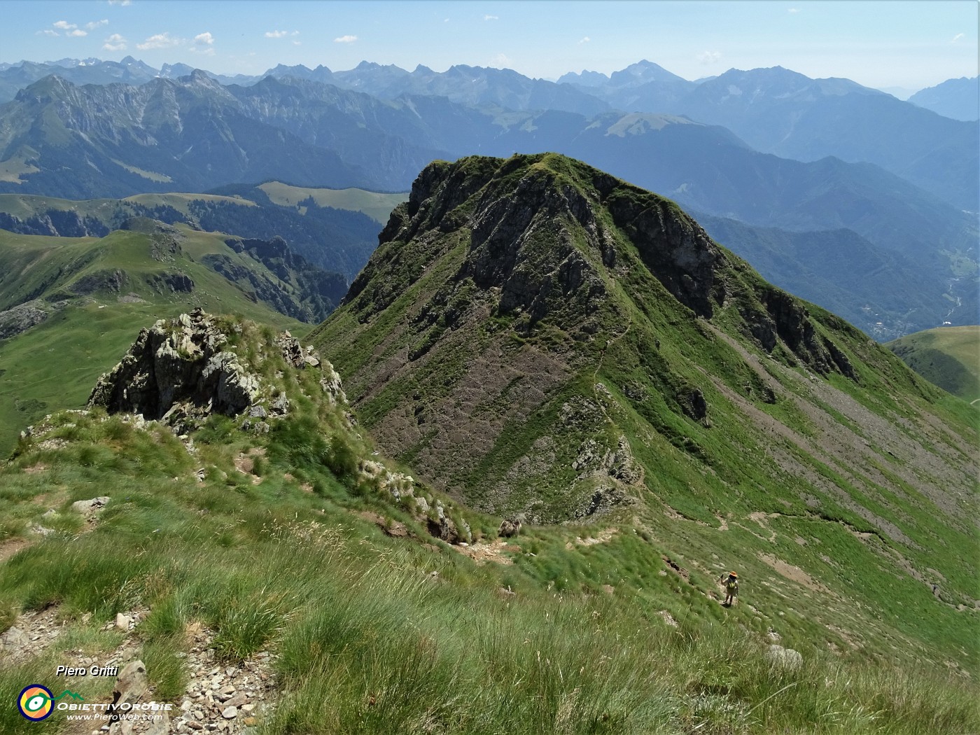 50 Scendendo dal Tribortoi alla Bocchetta con vista sul Triomen.JPG